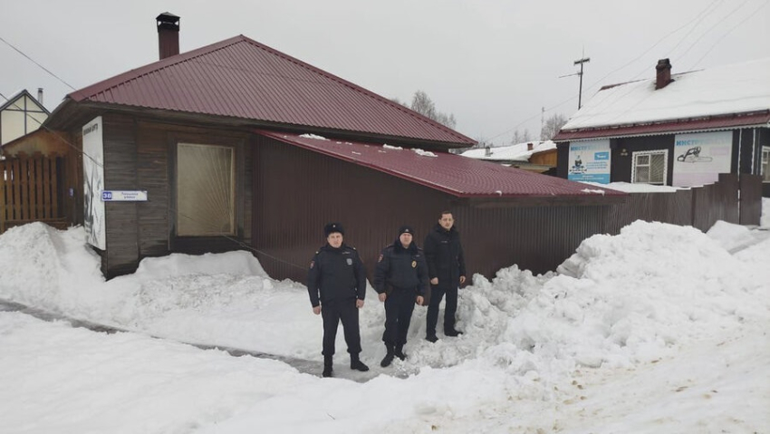 Под Кировом восьмилетний мальчик пять часов провел под глыбой снега, съехавшей на него с крыши